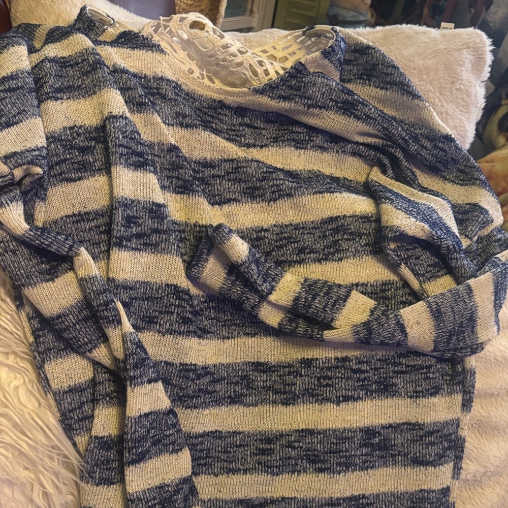 Charlotte Russe Blue and Cream Knit Top - Picture 4 of 4